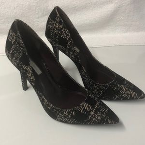 Black patterned pumps